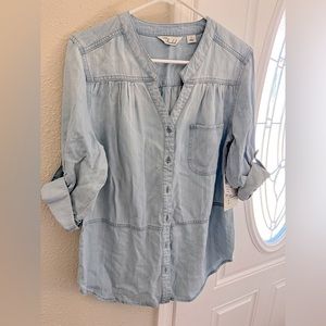 NWT 👕 Cafe Marrakesh Women’s Button Up in Soft Denim Color.